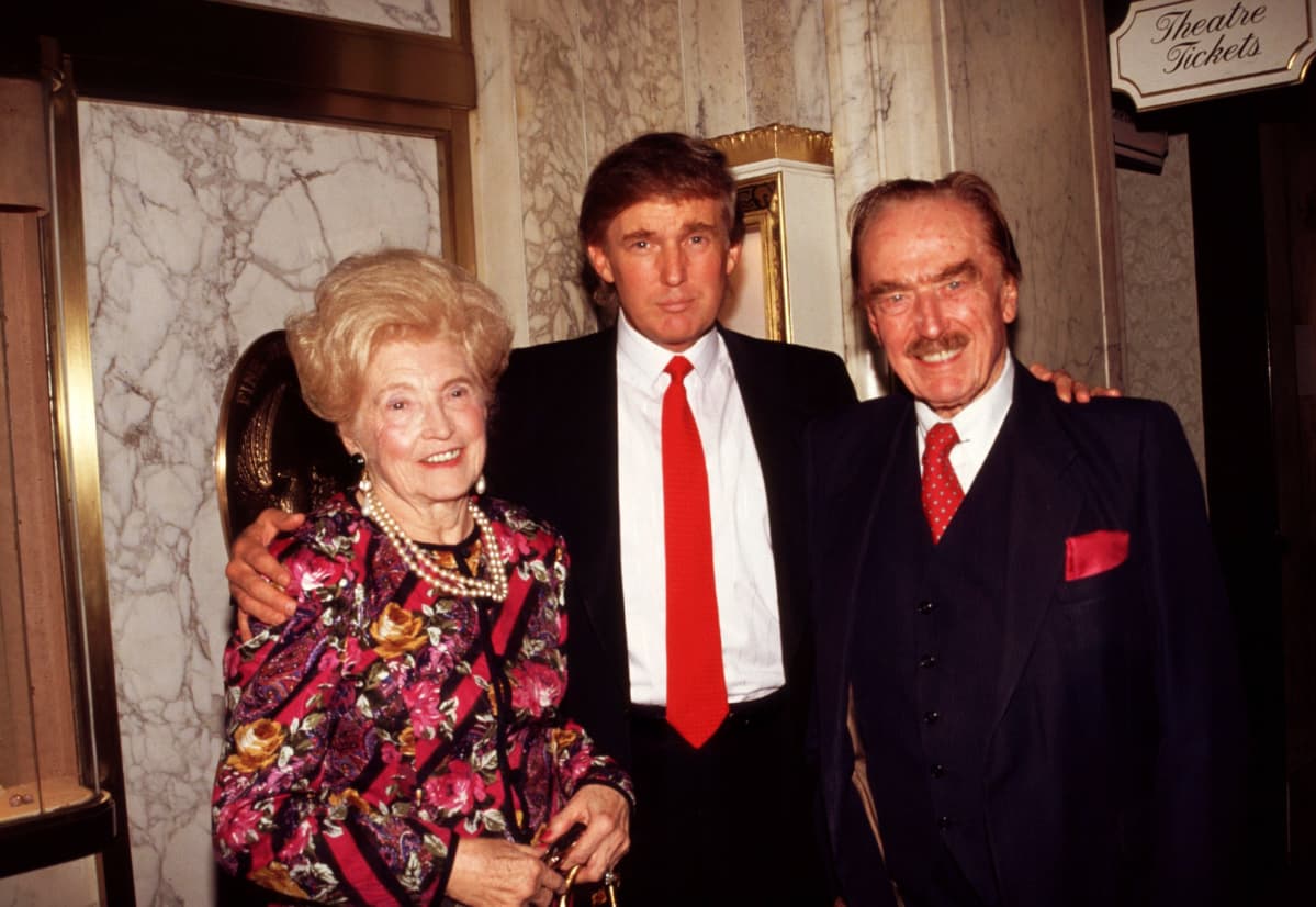 Kuvassa on Donald Trump vanhempiensa Maryn ja Fredin kanssa