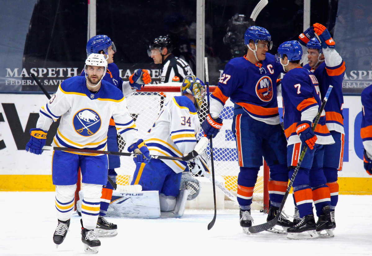New York Islanders juhlii maalia Buffalo Sabresia vastaan.