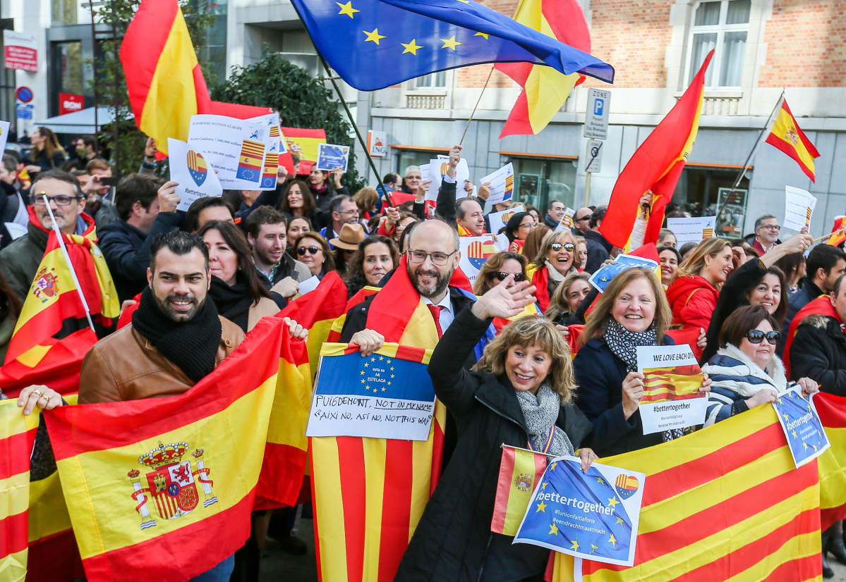 Espanjan yhtenäisyyttä kannattava joukkio osoitti mieltään katalaanien mielenosoituksen lähistöllä.