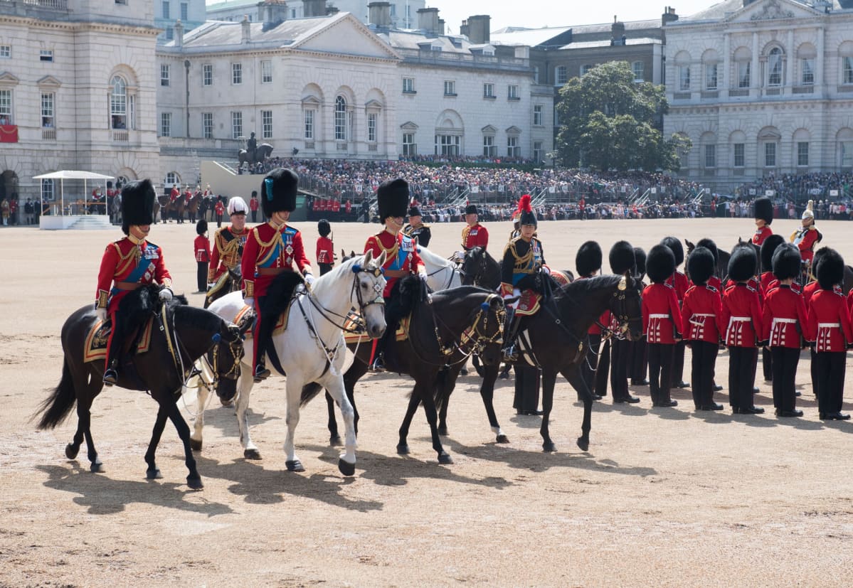 Britannian kruununprinssi Charles, prinssi William, prinssi Andrew ja prinsessa Anne ratsastavat kuningatar Elisabethin syntymäpäivän juhlallisuuksissa.