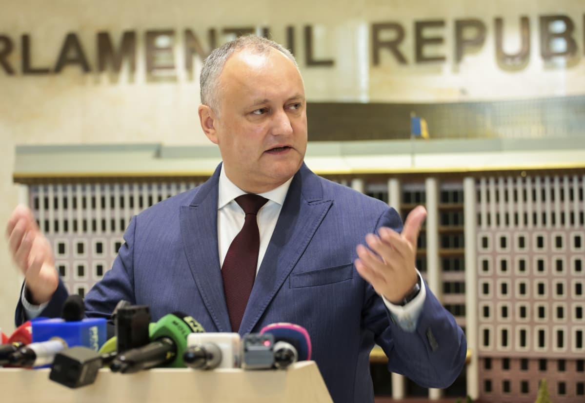 Hyllylle laitettu presidentti Igor Dodon puhui toimittajille Chisinaussa sunnuntaina.