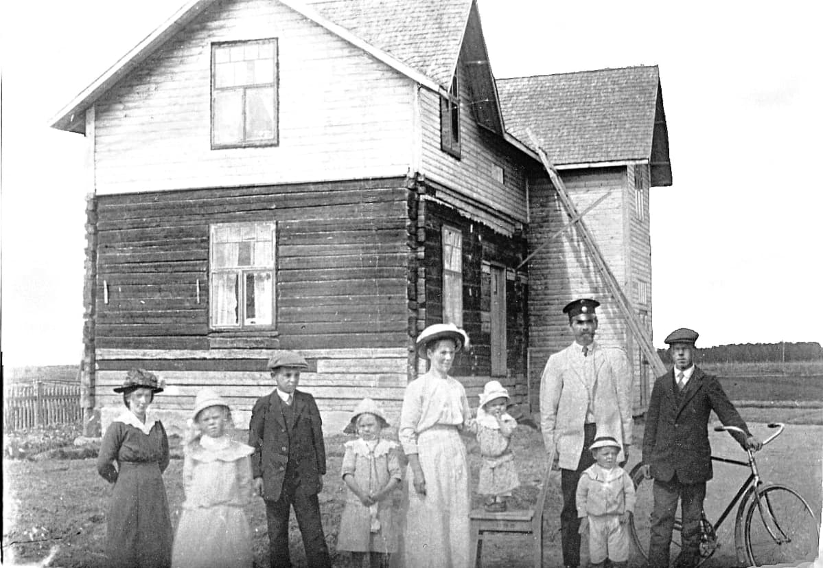 Aino ja Kaarlo Oskari Toivosen perhe vuonna 1917.