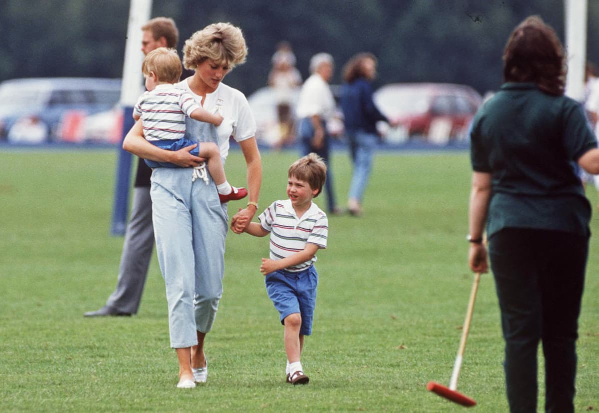Diana lapsineen urheilukentällä kesällä 1987.