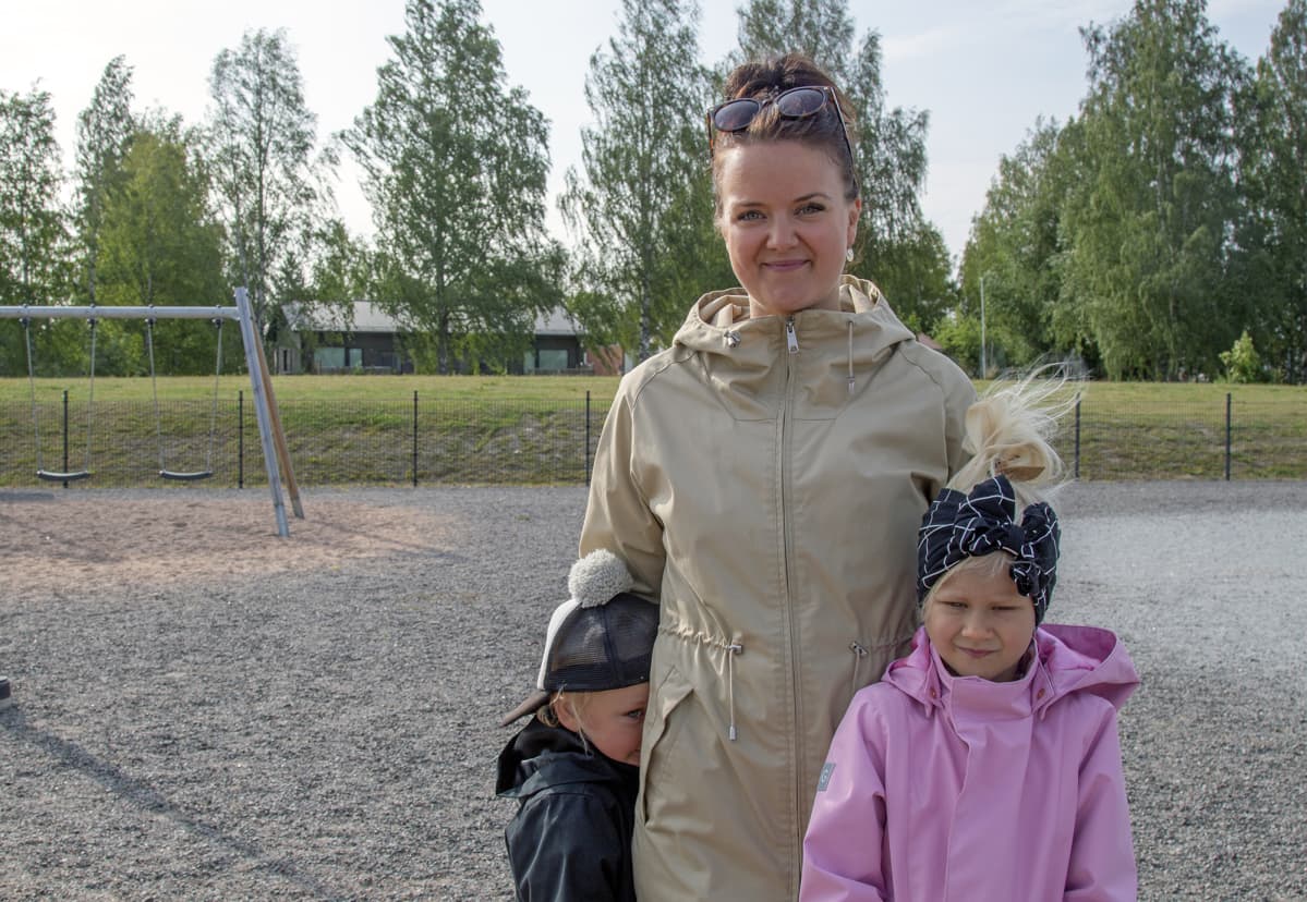 Viivi Heino lastensa Noelin ja Lilian kanssa