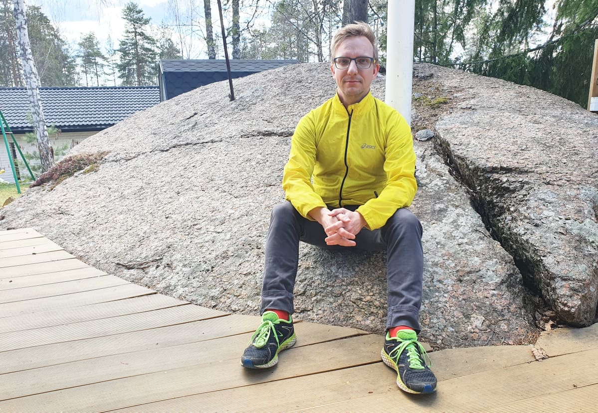 Jussi Korhonen istuu kivellä