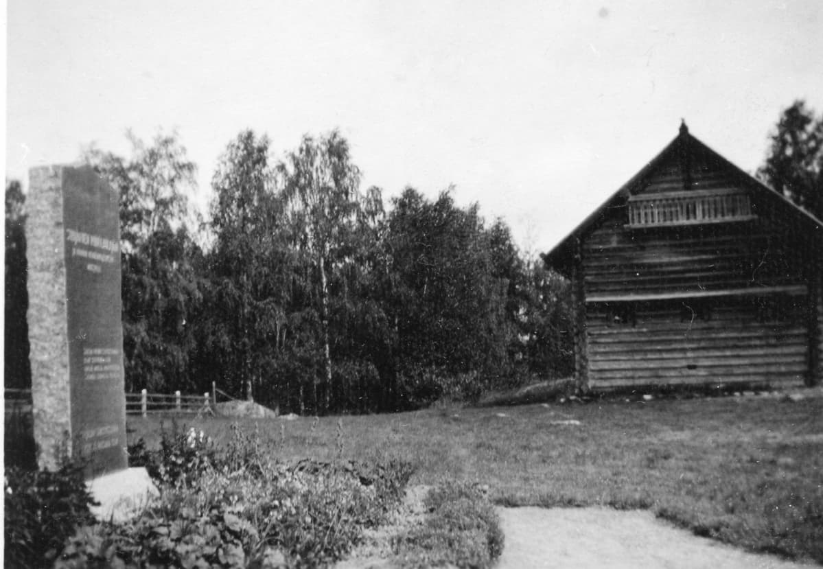 Leppäniemen savupirtti ja runonlaulajien patsas Suojärvellä