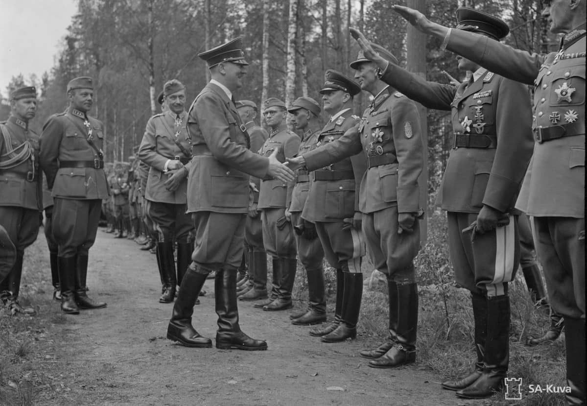 Adolf Hitleri kättelee kenraalieversti Eduard Dietliä.