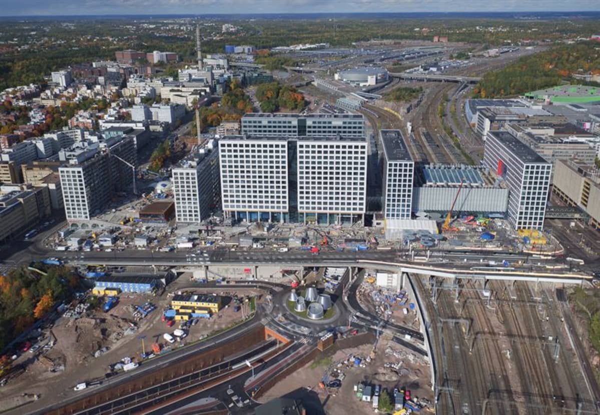 Teollisuuskadun liikennetunneli johtaa ratojen ali ja yhdistää Itä- ja Länsi-Pasilan.