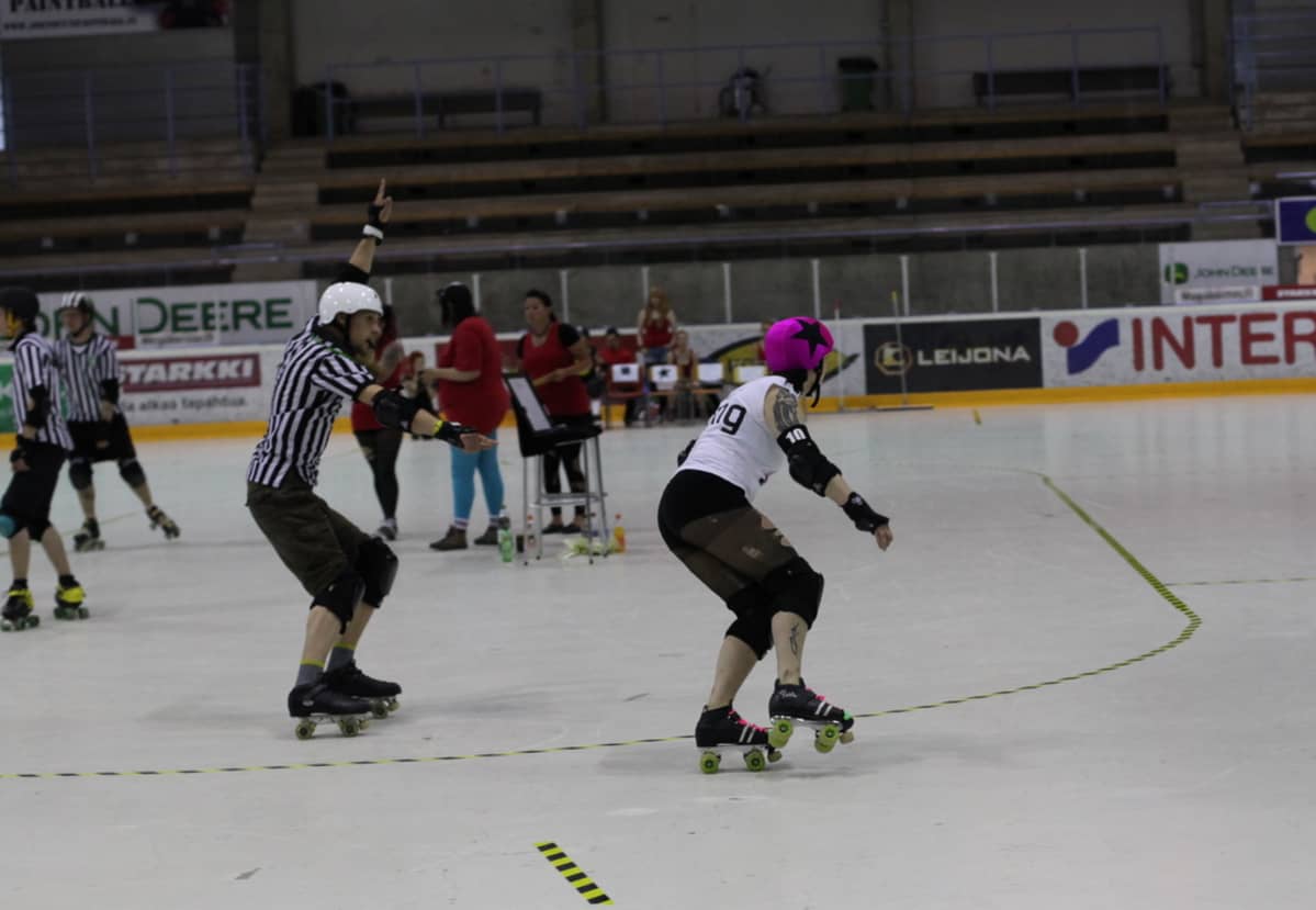 Roller Derby luistelija Mehtimäen jäähallissa