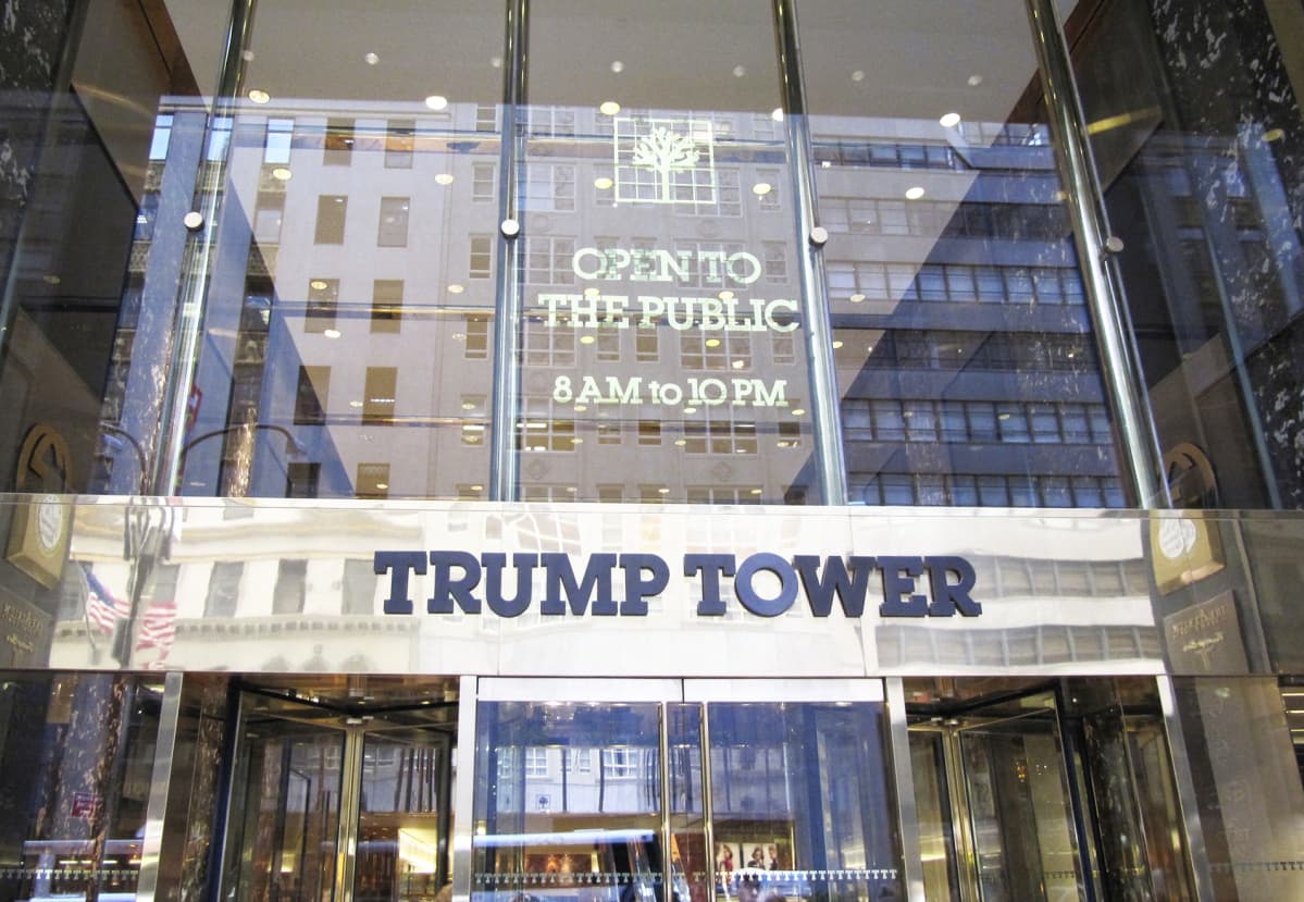 Sisäänkäynti Trump Toweriin Manhattanilla, New Yorkissa.