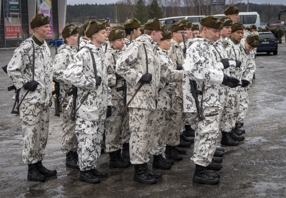 varusmiehiä nelirivissä