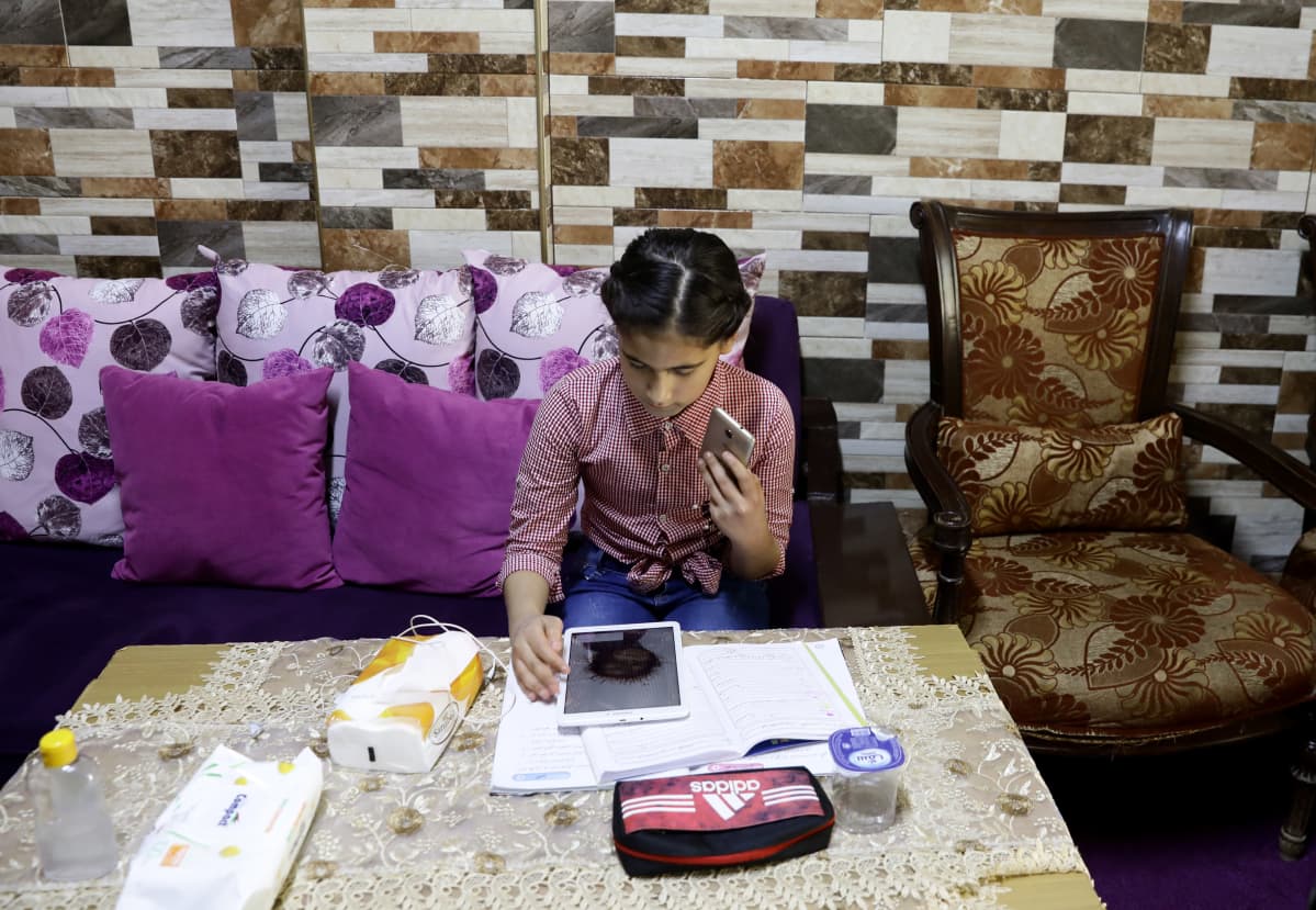 11-vuotias Rawan otti osaa YK:n palestiinalaispakolaisia avustavan UNRWA-järjestön etäkouluhankkeeseen, jolla pyritään estämään koronan leviämistä.
