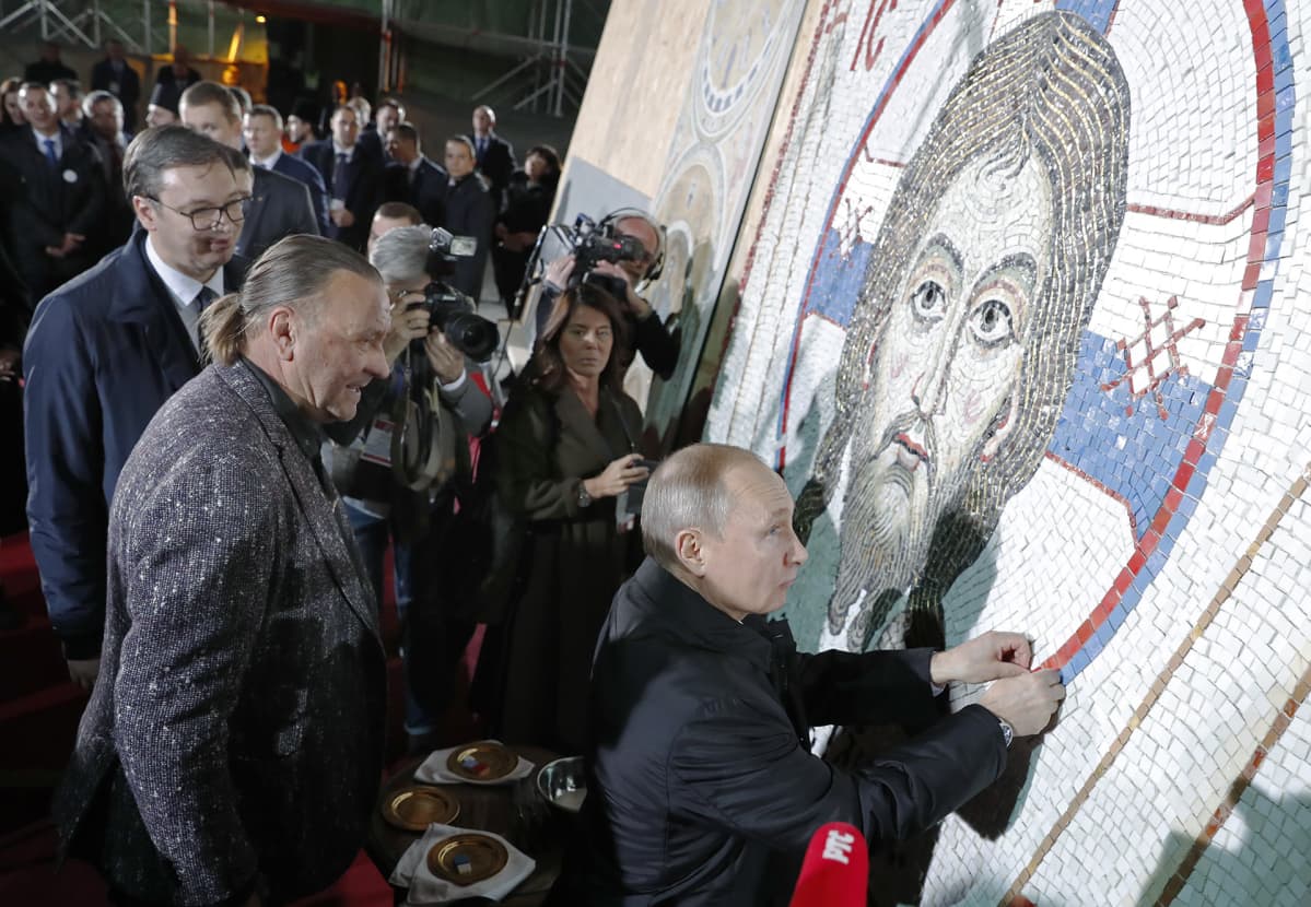Vladimir Putin viimeistelee uskonnollisen mosaikkiteoksen.