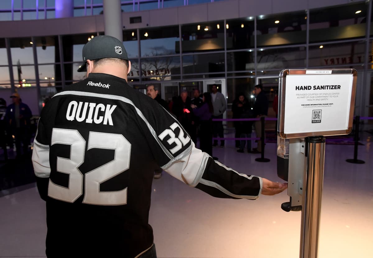 Staples Center, LA Kingsin fani pesee käsiään matkalla halliin
