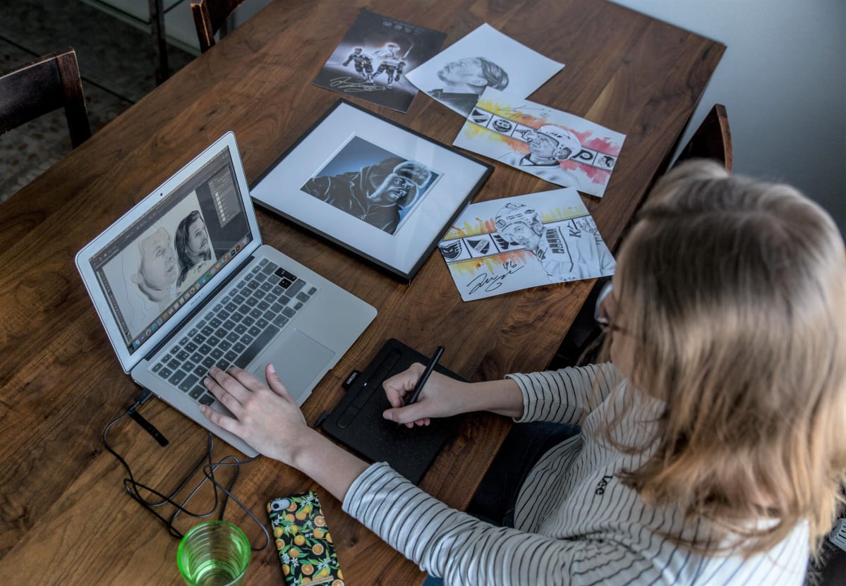 Tyttö piirtää digitaalisesti muotokuvia