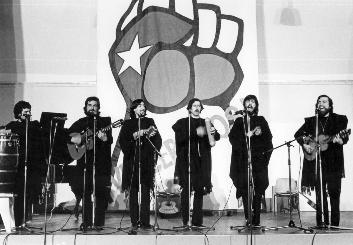 Chileläinen Quilapayún -yhtye esiintyi solidaarisuuskonsertissa 1974.