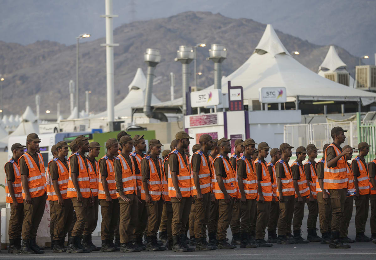 Poliisit valmistautuivat pyhiinvaeltajien saapumiseen Minan telttakylän lähellä Saudi-Arabiassa 29.elokuuta.