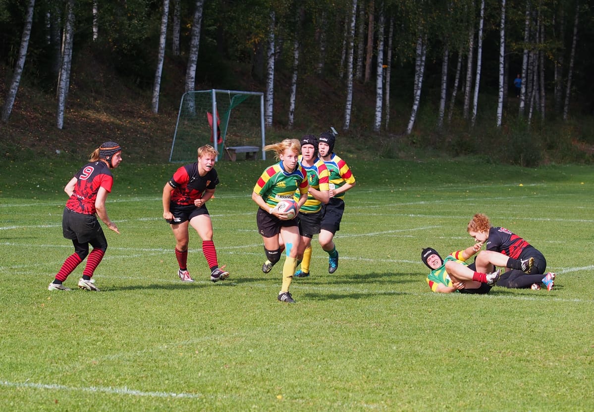 Eve Sapattinen Jyväskylä Rugby Clubin pelissä.