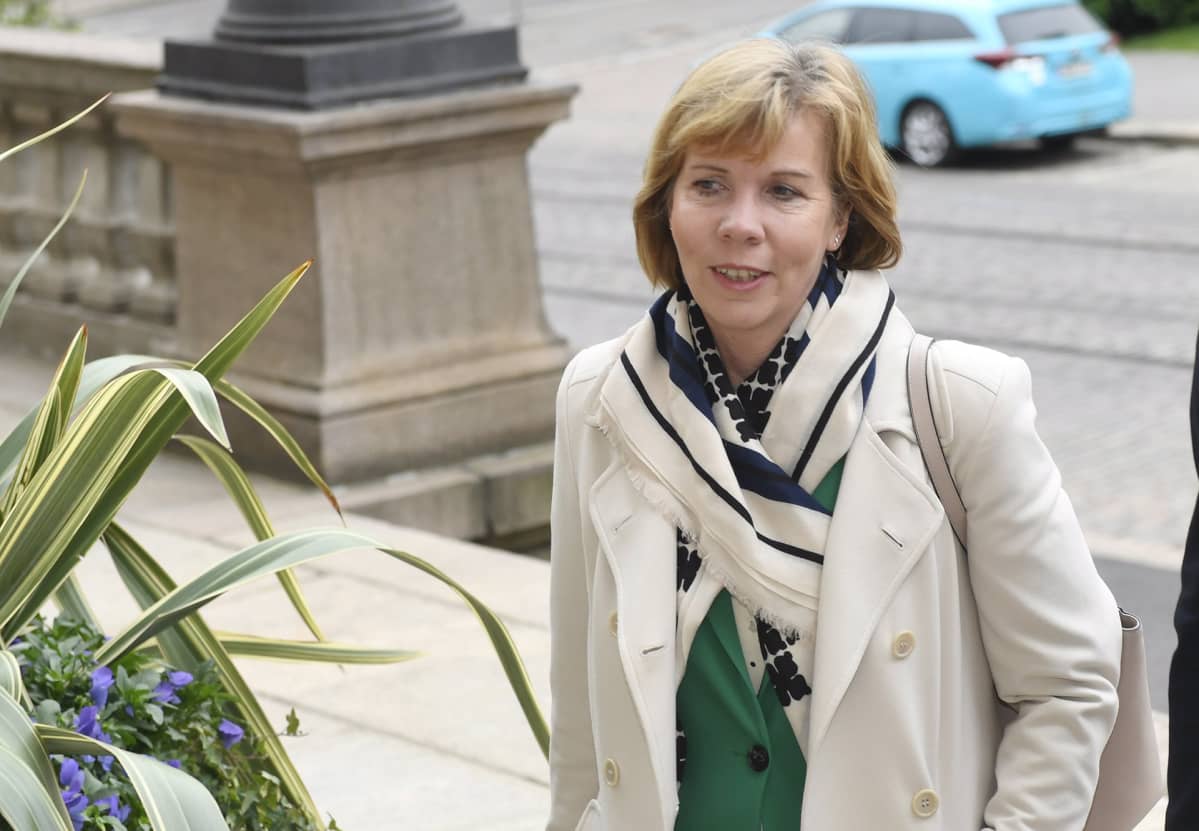 RKP:n puheenjohtaja Anna-Maja Henriksson saapui hallitusneuvotteluihin Säätytalolle Helsingissä 23. toukokuuta.