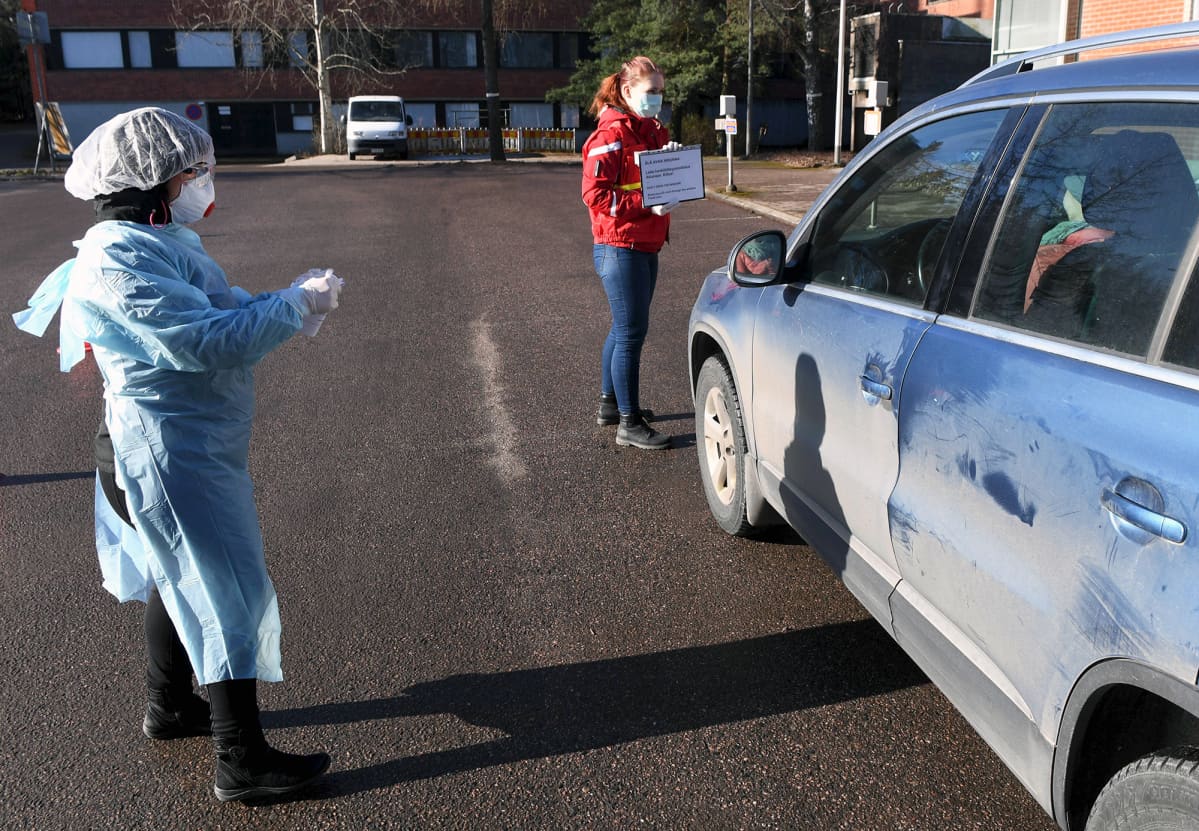 Drive-in koronaviruksen testausasema Espoon Otaniemessä.