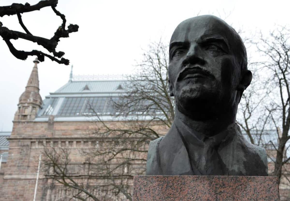Lenin patsas Turun Taidemuseonmäellä