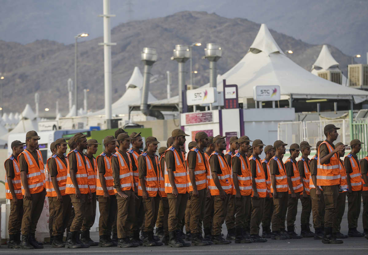 Poliisit valmistautuivat pyhiinvaeltajien saapumiseen Minan telttakylän lähellä Saudi-Arabiassa 29.elokuuta.