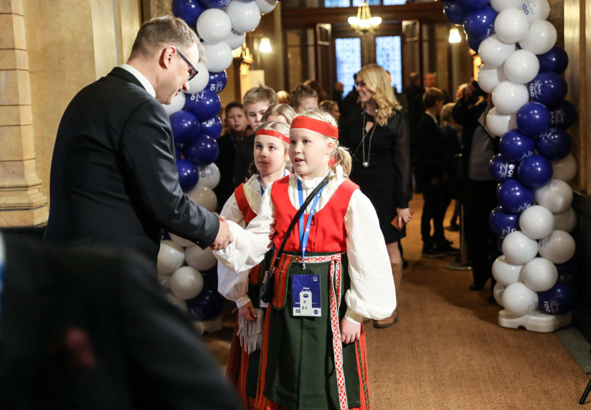 Pääministeri Juha Sipilä kättelee lapsia juhlassa