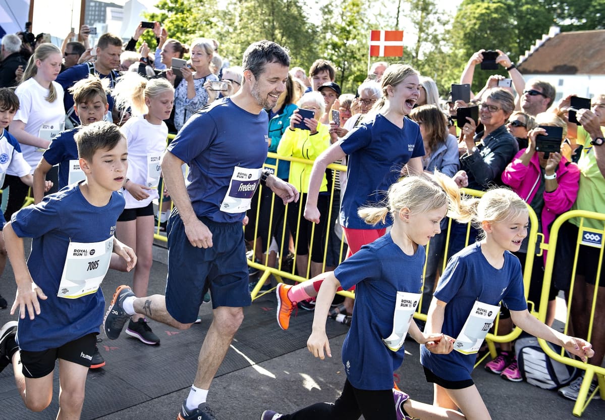 Tanskan kruununprinssi Frederik juoksee hänen 50-vuotisjuhlien vuoksi järjestetyssä Royal Run -juoksutapahtumassa Aalborgissa.
