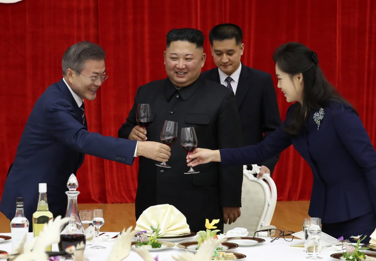 Moon Jae-in ja Kim Jong-un kilistelevät hymyillen