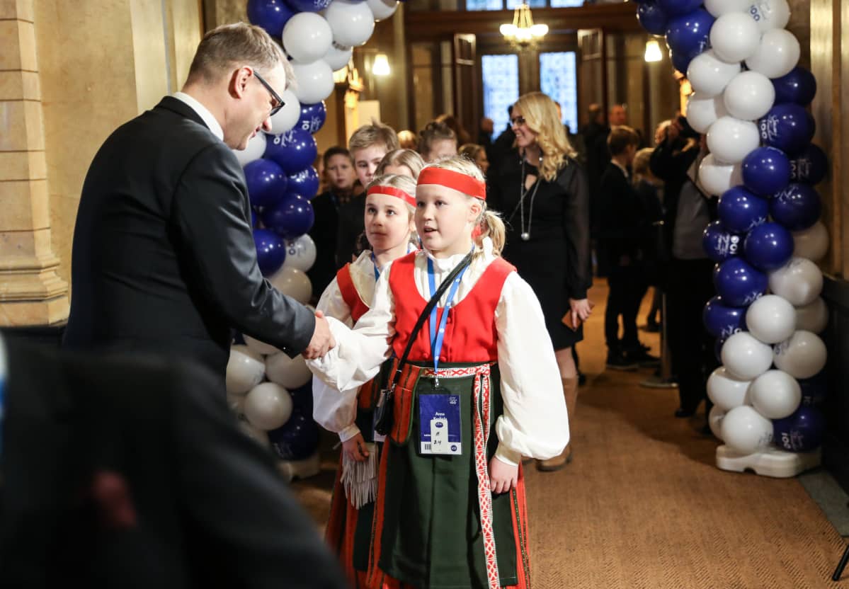 Lasten linnanjuhlat pidettiin Suomen 100-vuotisjuhlan kunniaksi Säätytalolla. Juhlaan saapui kaksi kymmenvuotiasta jokaisesta Suomen kunnasta. Sipilä kätteli jokaisen.