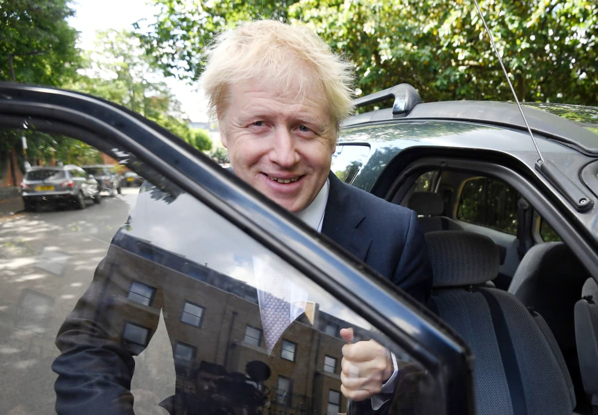 Boris Johnsonauton ovensuussa.