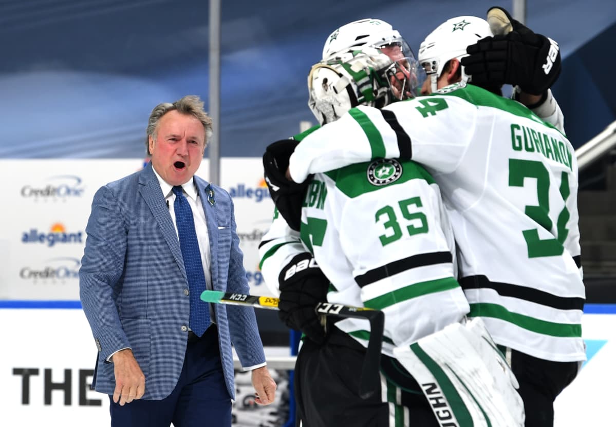 Rick Bowness katsoo, kun hänen pelaajansa juhlivat voittoa.
