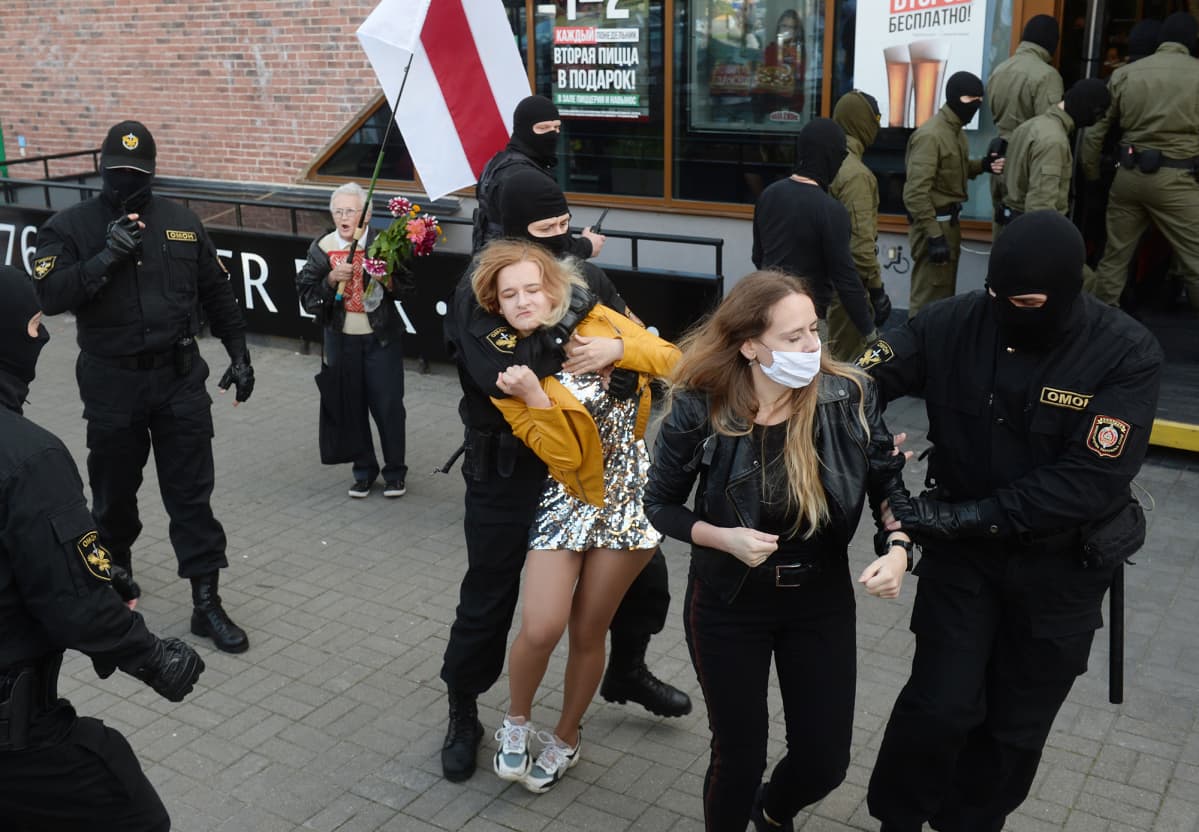 Poliisit pidättävät mielenosoittajia Minskissä.