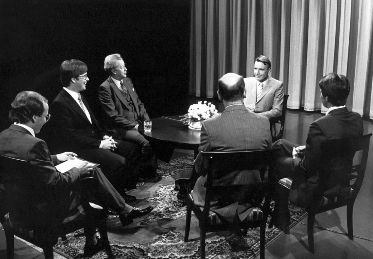 Presidentti Mauno Koivisto päätoimittajien tentissä TV2:n Päätoimittajat-sarjassa toukokuussa 1984.