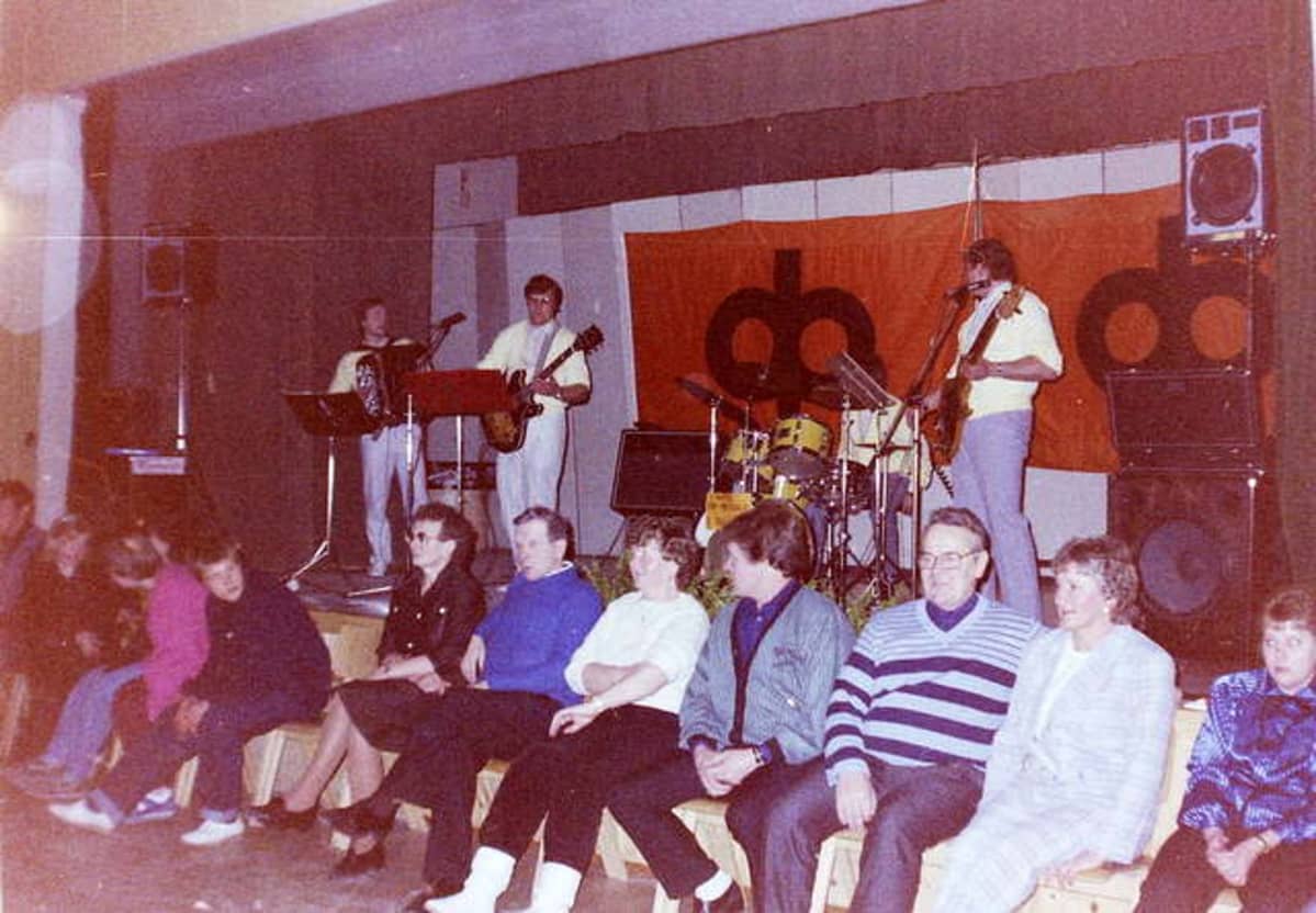 Osuuspankin juhlatilaisuus 1980-luvulla, jossa orkesterina Seppo Selanderin orkesteri. Muistaakseni tuossa tilaisuudessa oli juontajana laulaja/koomikko Erkki Liikanen.