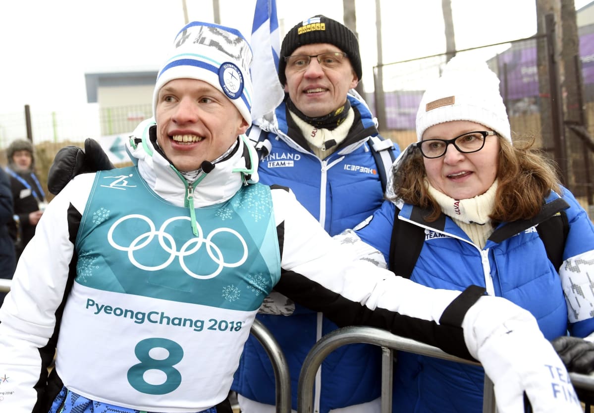 Iivo Niskasen vanhemmat Eero ja Tarja seuraavat tiiviisti Iivon ja Kerttu Niskasen kilpauria.