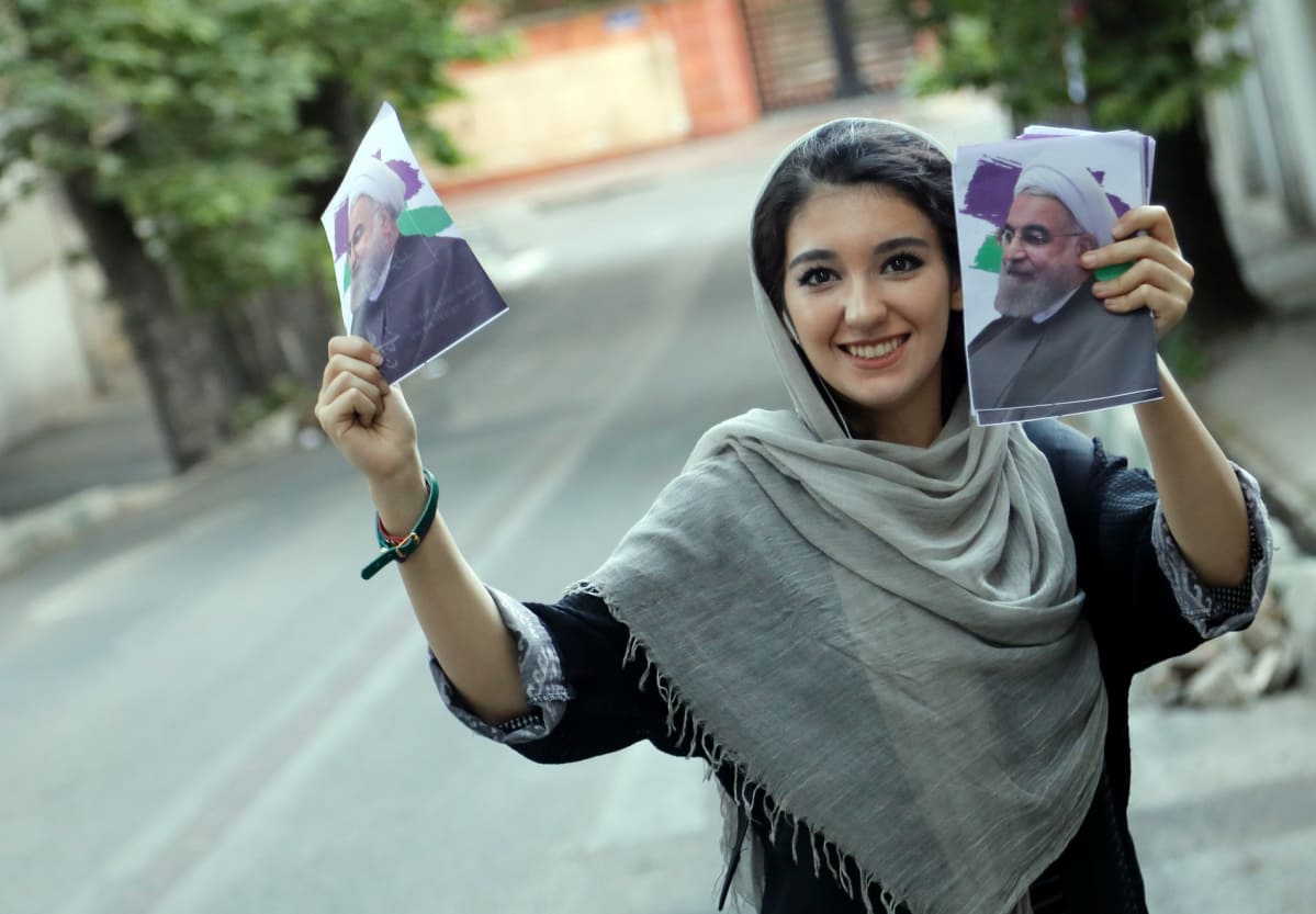 Iranilainen nainen kampanjoi presidentti Hassan Ruhanin puolesta Teheranissa.