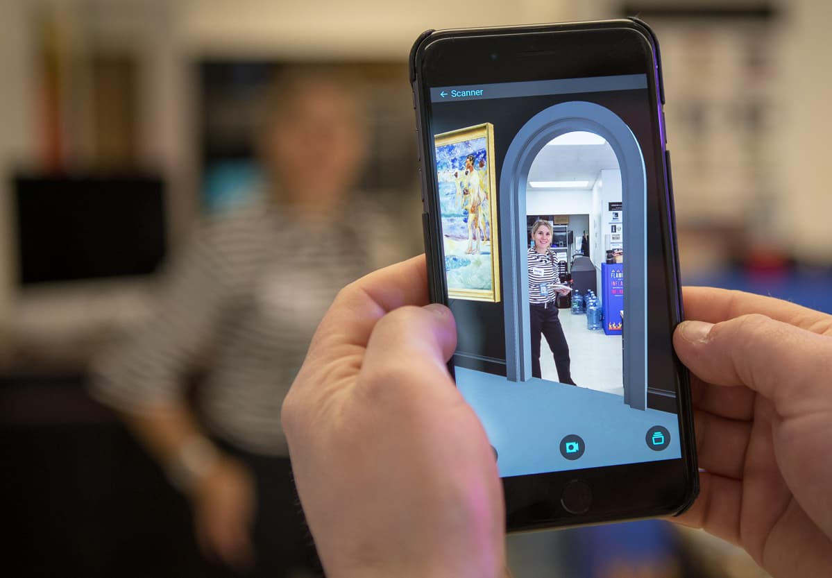 Suomalaiset lisätyn todellisuuden sekä virtuaalitodellisuuden sovelluksia kehittävät yritykset esittelivät toimintaansa yhdysvaltalaisille sijoittajille sekä medialle New Yorkissa 14.3.2019. Sovelluksella pääsee vaikka virtuaalivisiitille Ateneumin taidemuseoon. Kuvassa Yhdysvaltain-kirjeenvaihtaja Paula Vilén.