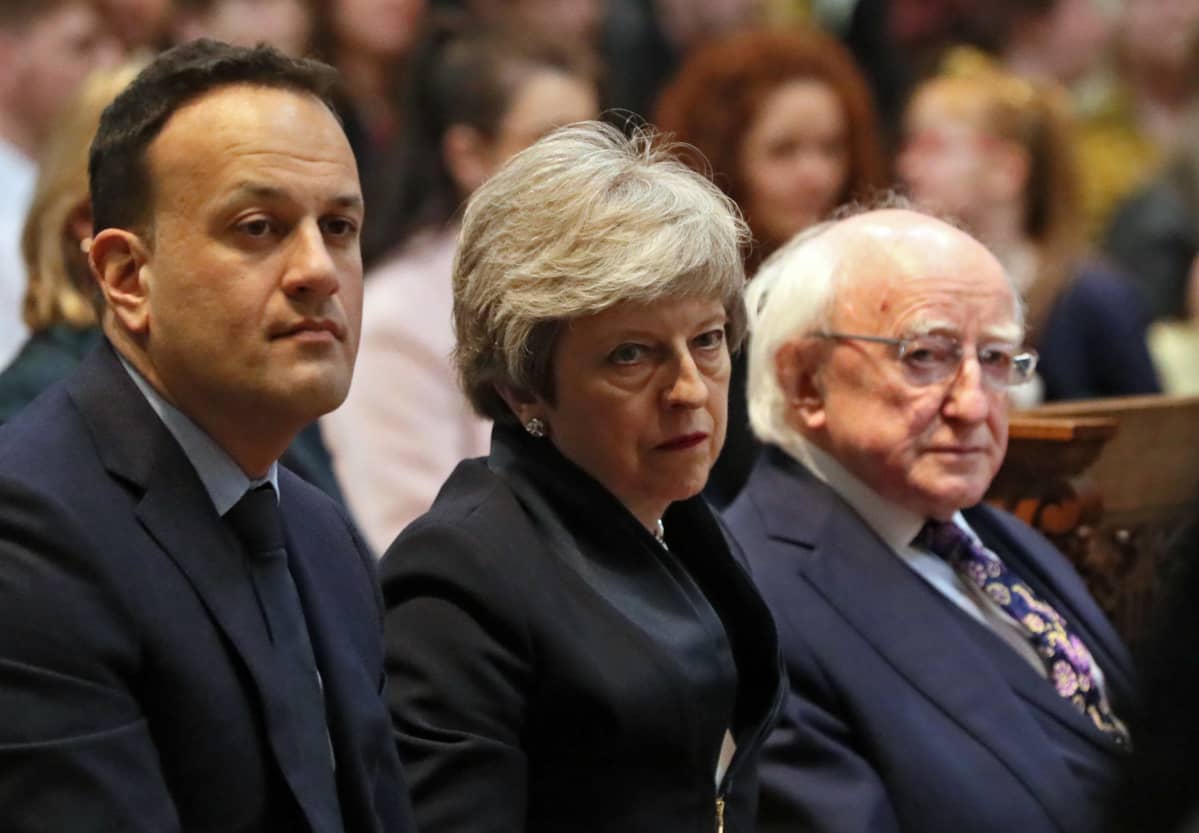 Irlannin pääministeri Leo Varadkar (vas.) ja Britannian pääministeri Theresa May tapasivat Lyra McKeen hautajaisissa. Taustalla Irlannin presidentti Michael D. Higgins.