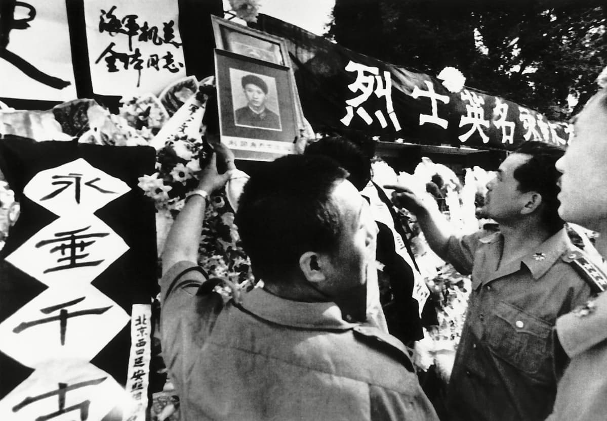 Tiananmenin aukion lähelle perustettu muistomerkki.