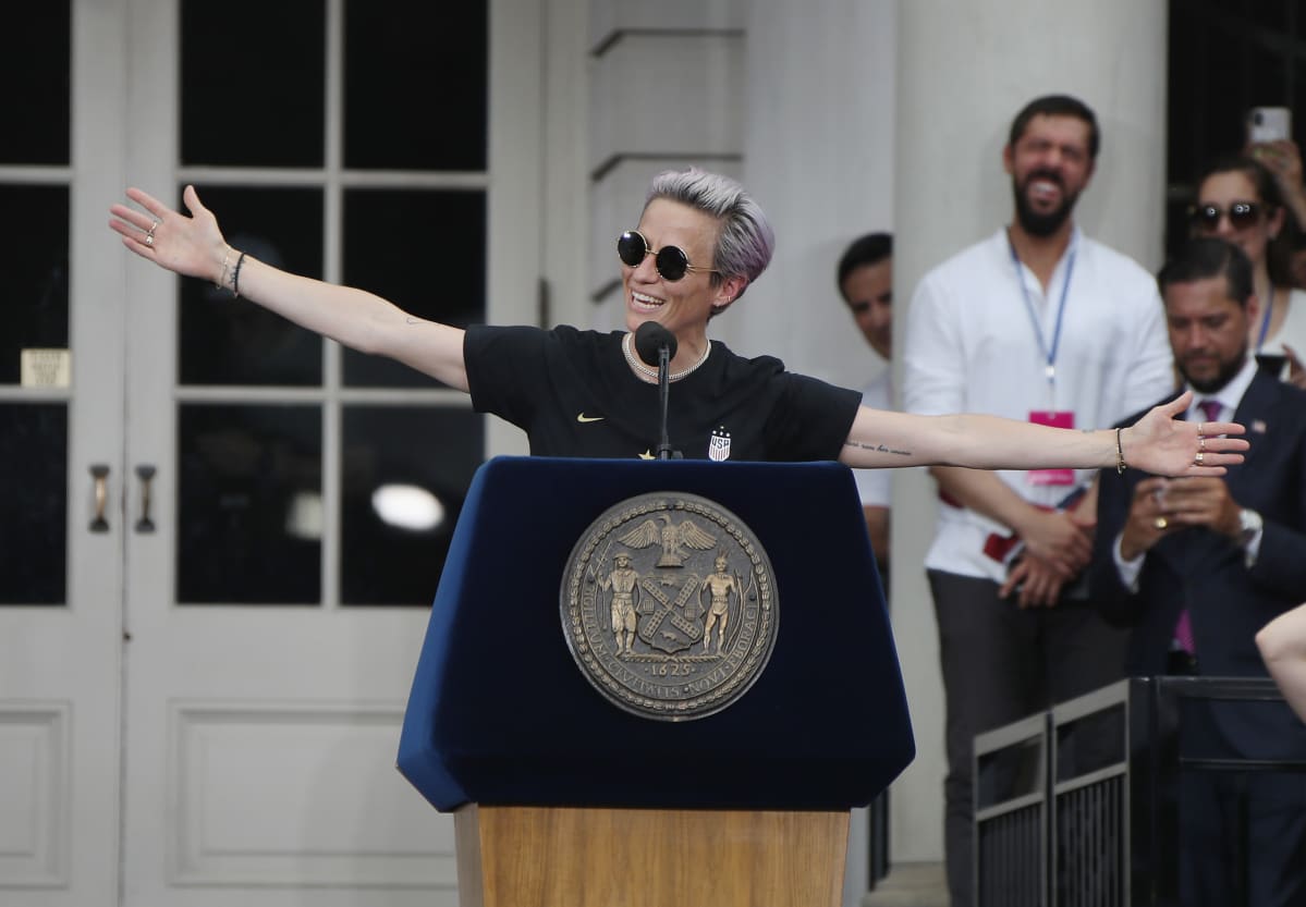 Megan Rapinoe tuuletti saapuessaan puhujalavalle.