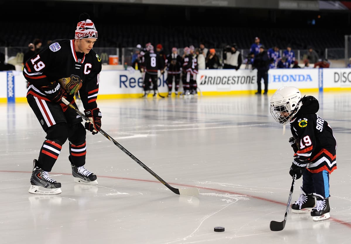 Jonathan Toews Chicago Blackhawks lapsi Nicholas Skretkowski 2014 NHL Stadium Series practice day