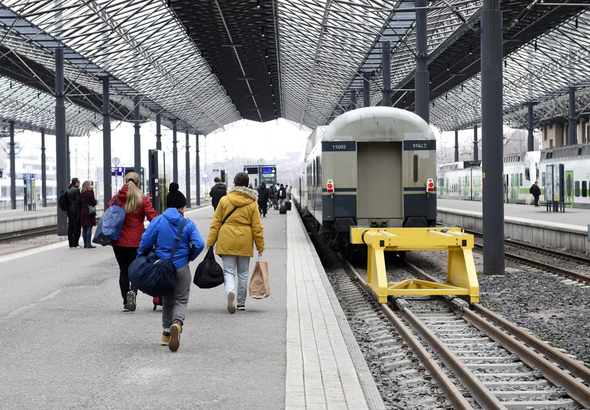 Matkustajia Helsingin Rautatieasemalla tiistaina 3. maaliskuuta