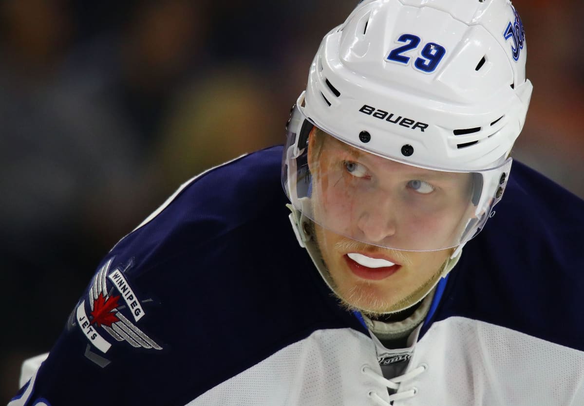 Patrik Laine lähikuvassa kypärä päässä.