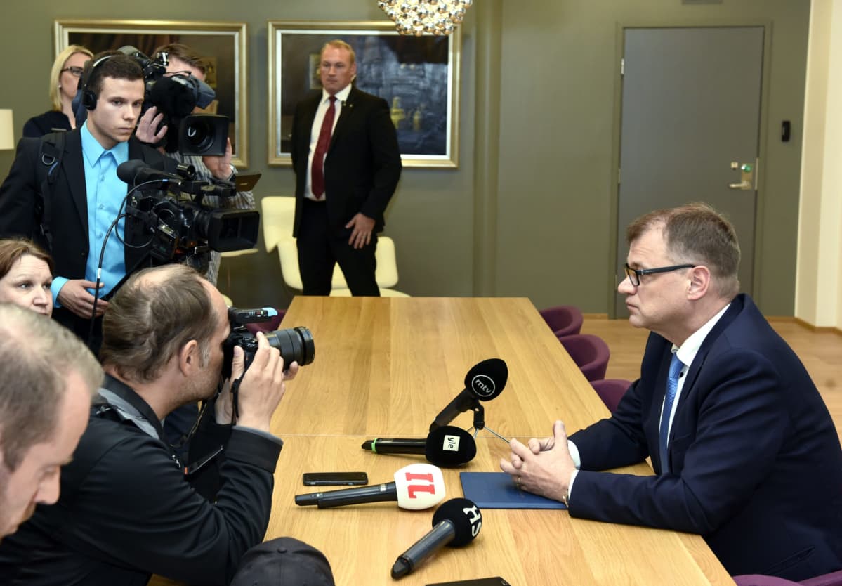 Pääministeri Juha Sipilä tapaa mediaa Turun lentokentällä 13. kesäkuuta 2017. Pöydällä kansiossa Sipilän hallituksen erokirje. Presidentti Sauli Niinistön ja pääministeri Juha Sipilän tapaaminen on peruttu Kultarannassa. Sipilän oli määrä pyytää hallituksen eroa presidentti Niinistöltä. Syynä oli silloisen hallituspuolueen perussuomalaisten hajoaminen.