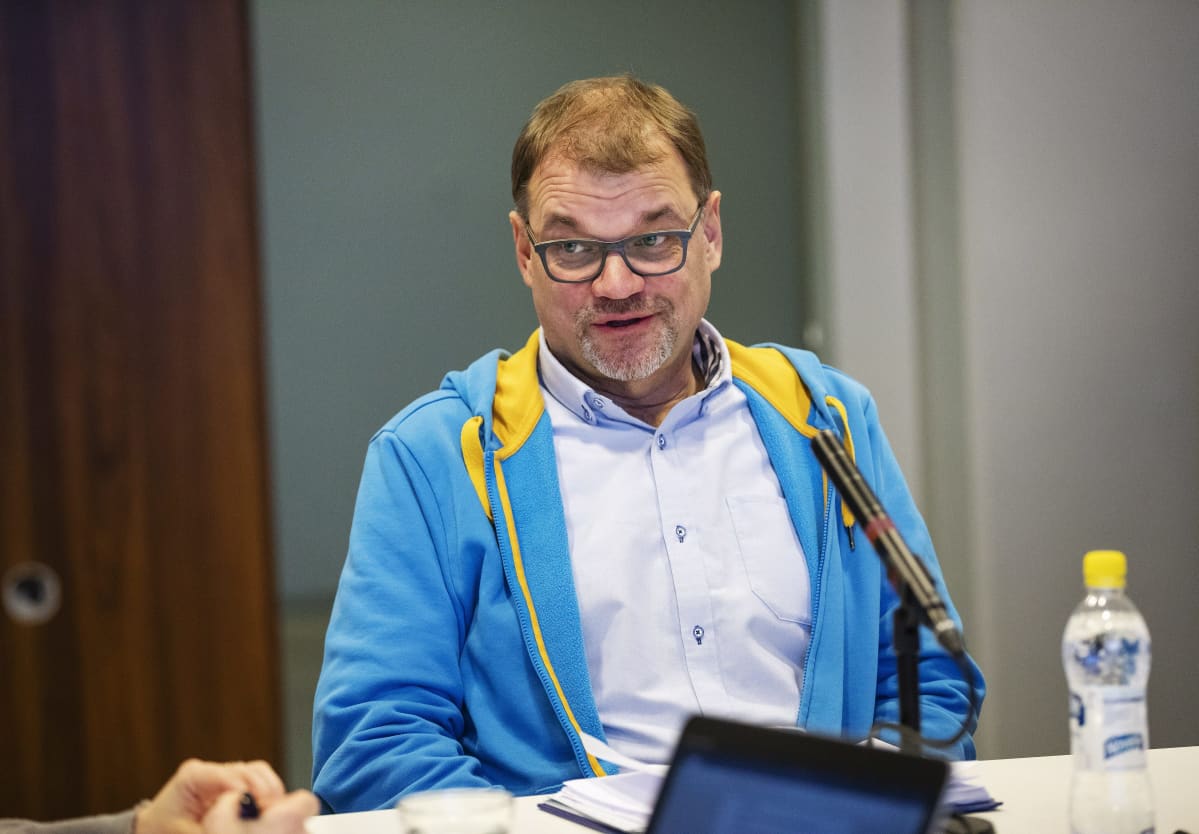 Vähän rennommin kotikulmilla. Pääministeri Juha Sipilä Yle Radio Suomen pääministerin haastattelutunnilla sunnuntaina Oulussa. Sipilä piti vielä viimeiseen asti kiinni siitä, että sote syntyy.
