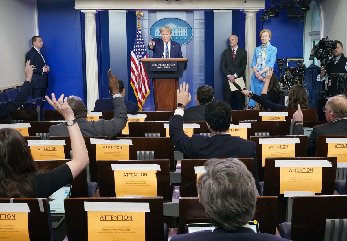 Donald Trump tiedotustilaisuudessa Washingtonissa.