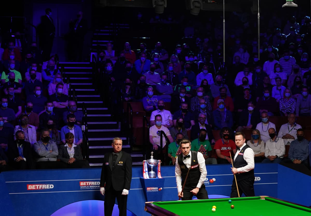 Täysi katsomo seurasi Sheffieldin Crucible-teatterissa, kun Mark Selby ja Shaun Murphy mittelivät snookerin MM-tittelistä.
