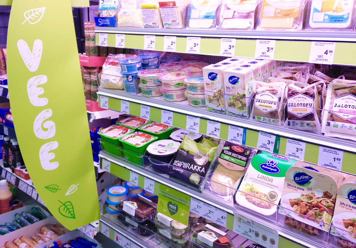 Kasvispohjaisia elintarvikkeita eli vegaanisia tuotteita kaupan hyllyllä Pirkkalan Citymarketissa.