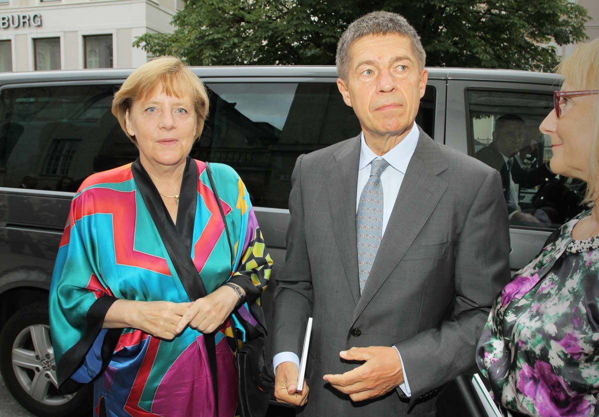 Angela Merkel miehensä, Joachim Sauerin kanssa Salzburgin musiikkijuhlilla vuonna 2014. Samaa värikästä jakkua Merkel on käyttänyt myös vuosina 1996, 2002 ja 2008.